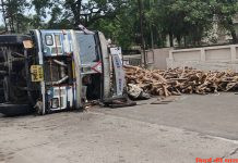 वरोरा नाके पर लकडे से भरा ट्रक पलटा