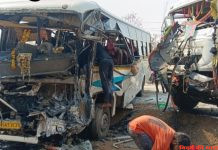 ट्रैवल्स बस के ओवरटेक चक्कर में हाइवा ट्रक से सीधी टक्कर